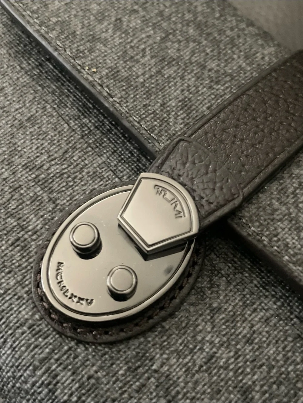 NWOT TUMI Leather Wallet